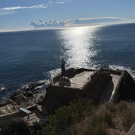Apartmán Coastal Retreat Just Steps From The