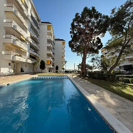 Διαμέρισμα Coastal Retreat Just Steps From The