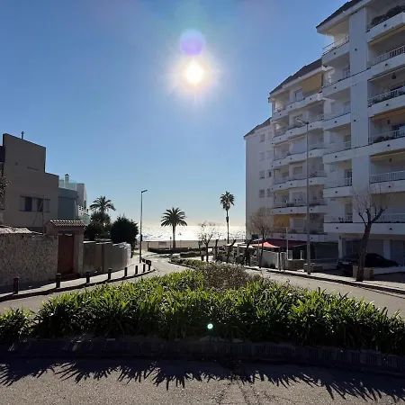 Διαμέρισμα Coastal Retreat Just Steps From The