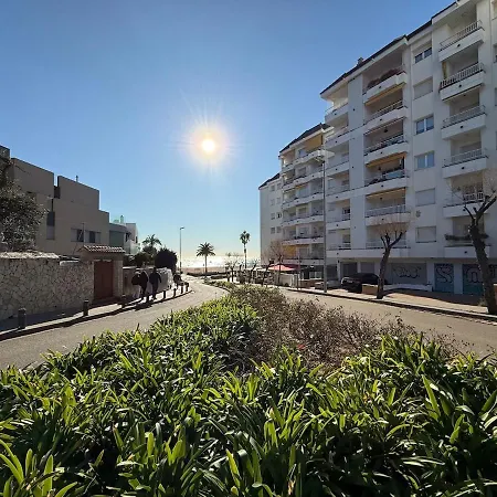 公寓 Coastal Retreat Just Steps From The