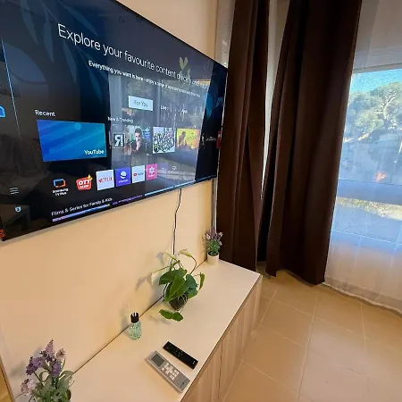 Διαμέρισμα Coastal Retreat Just Steps From The