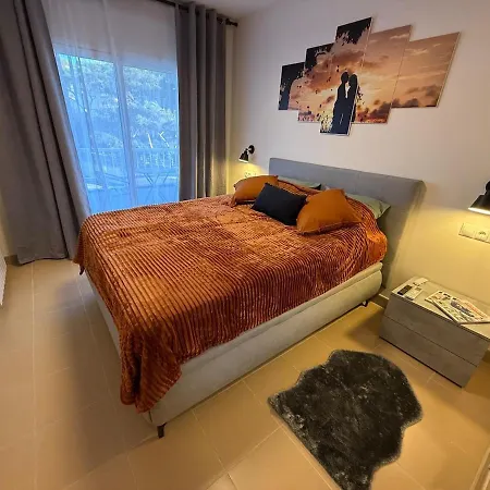 Διαμέρισμα Coastal Retreat Just Steps From The *