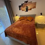 Coastal Retreat Just Steps From The * 료렛 드 마르