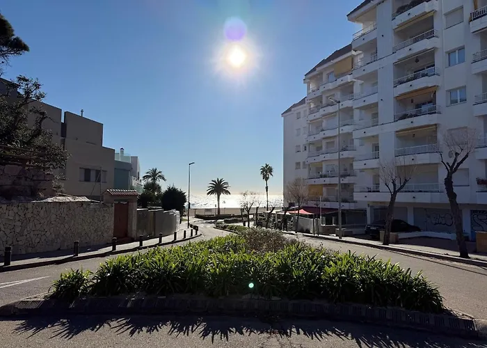 Daire Coastal Retreat Just Steps From The